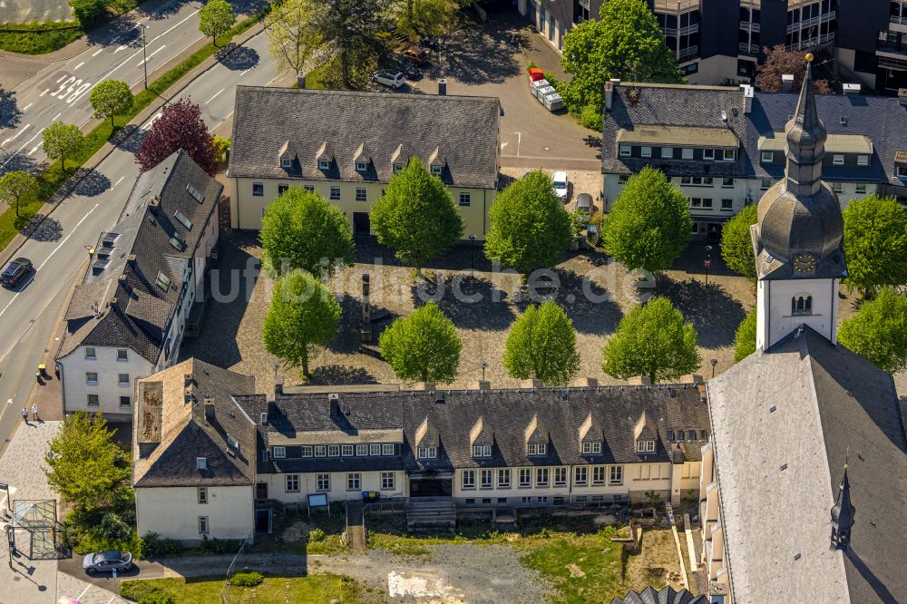 Meschede von oben - Kirchengebäude Kath. Pfarrkirche St. Walburga am Stiftsplatz in Meschede im Bundesland Nordrhein-Westfalen, Deutschland