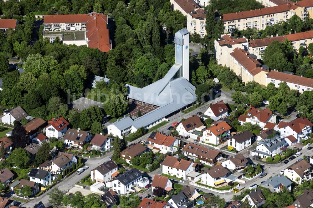 München von oben - Kirchengebäude St. Katharina von Siena in München im Bundesland Bayern, Deutschland