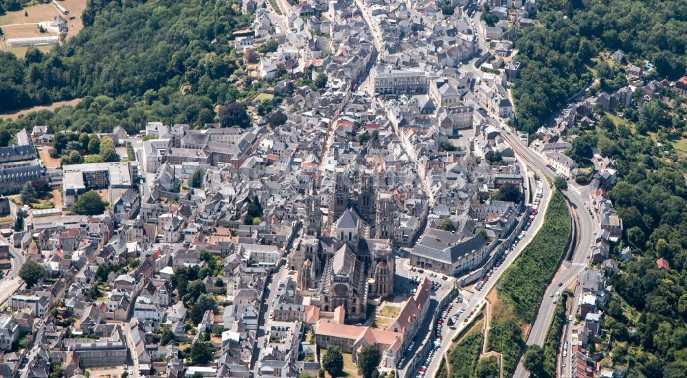 Luftaufnahme Reims - Kirchengebäude der Kathedrale Notre Dame in der Altstadt in Reims in Grand Est, Frankreich