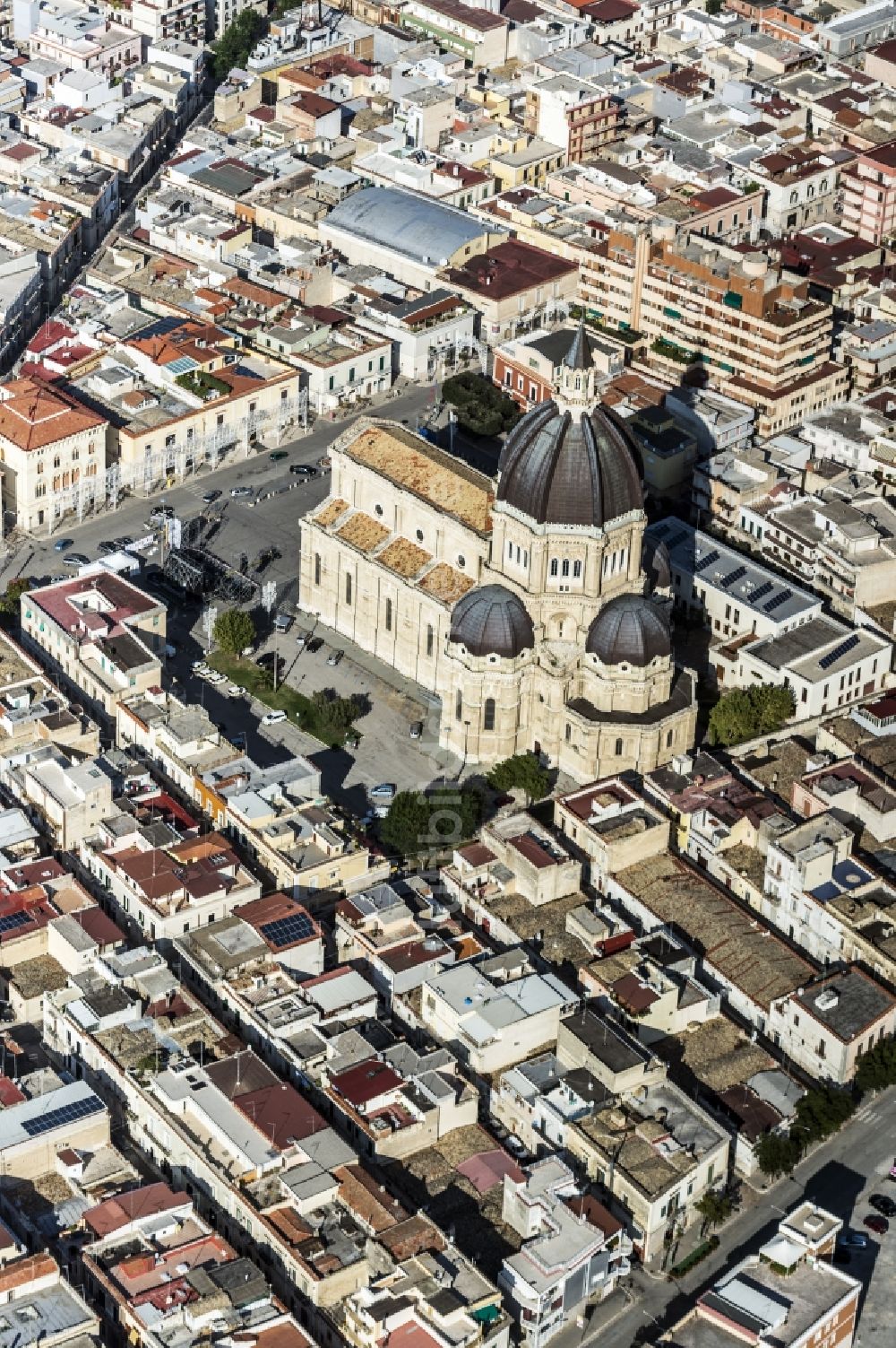 Cerignola von oben - Kirchengebäude Kathedrale San.Pietro Apostolo im Altstadt- Zentrum in Cerignola in Italien