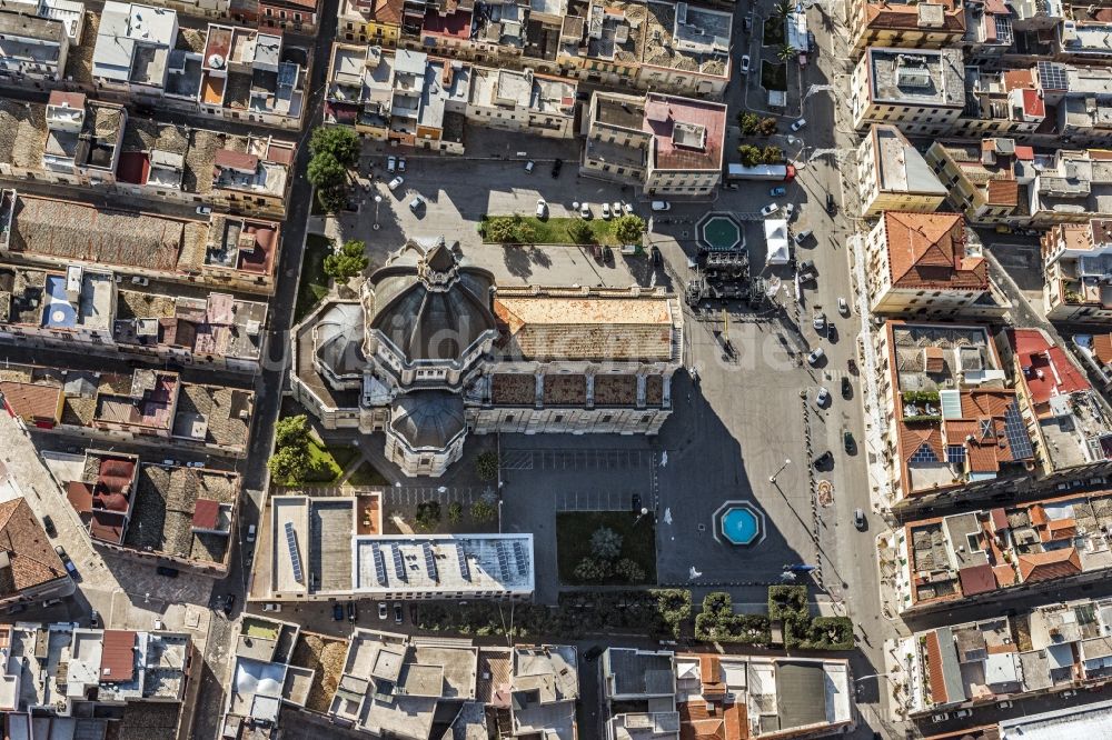 Cerignola aus der Vogelperspektive: Kirchengebäude Kathedrale San.Pietro Apostolo im Altstadt- Zentrum in Cerignola in Italien