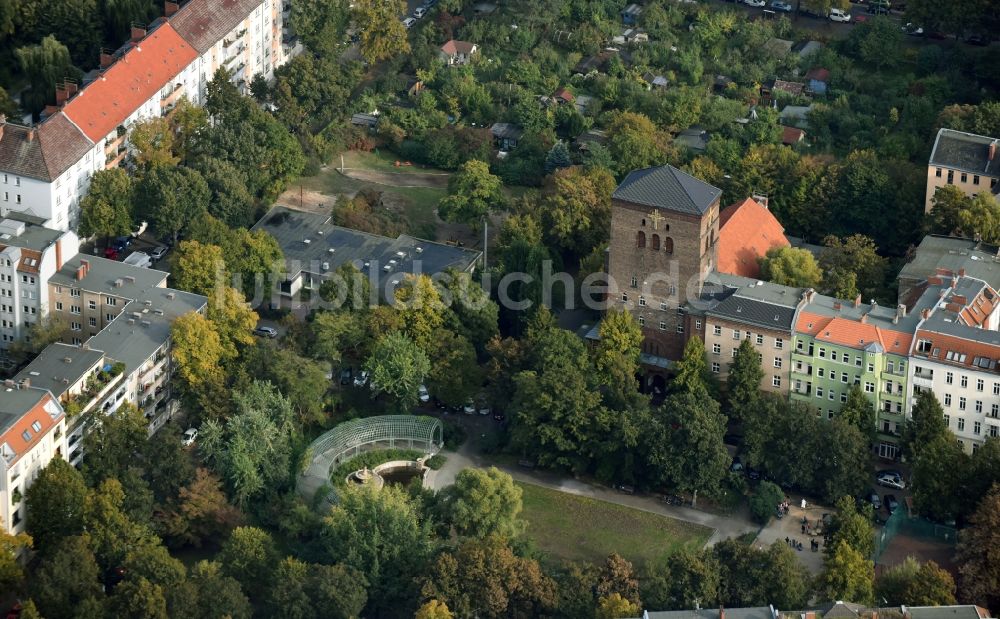 Luftaufnahme Berlin - Kirchengebäude der Kath.Kirchengemeinde St. Christophorus an der Nansenstraße im Stadtteil Neukölln in Berlin