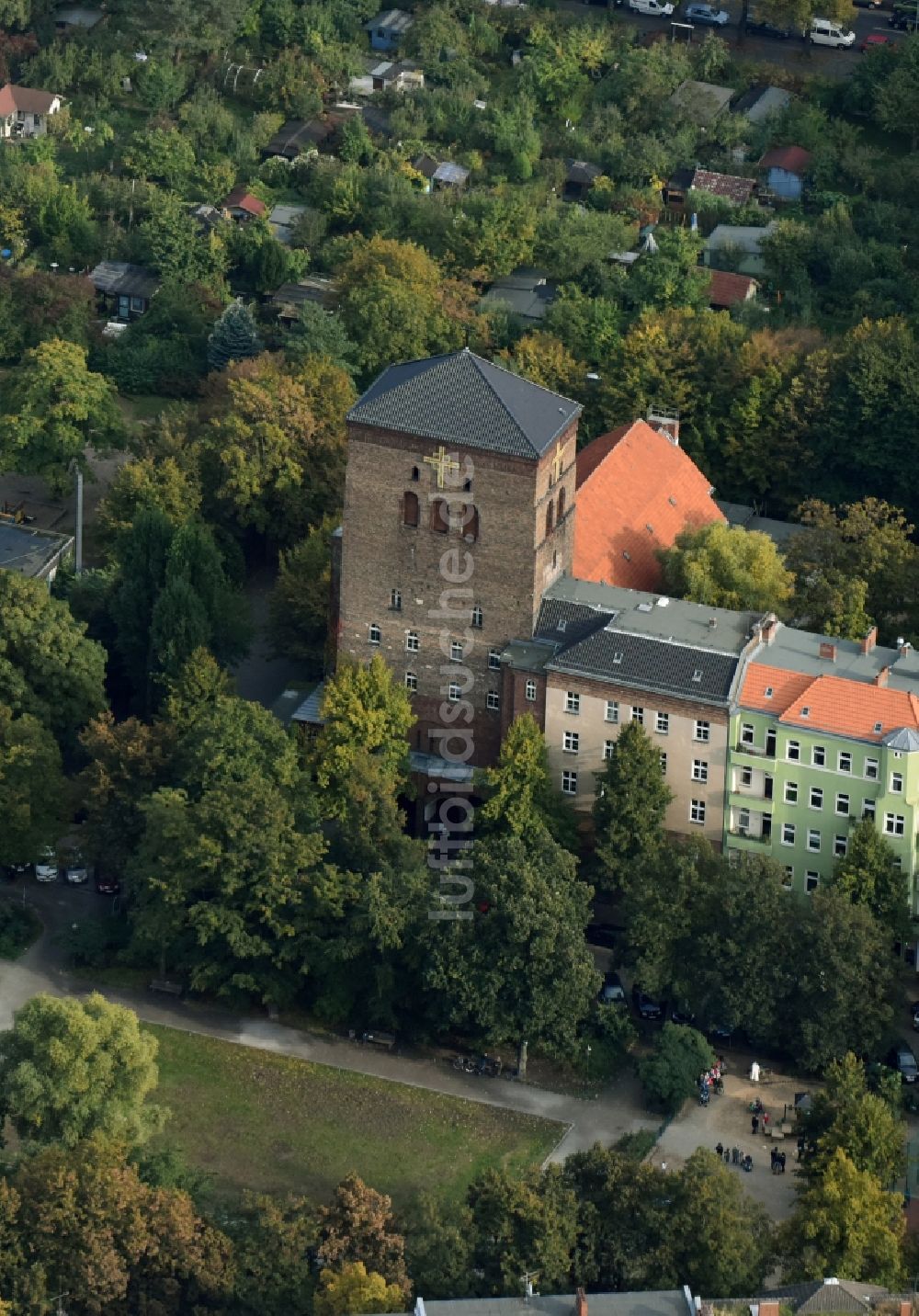 Berlin von oben - Kirchengebäude der Kath.Kirchengemeinde St. Christophorus an der Nansenstraße im Stadtteil Neukölln in Berlin