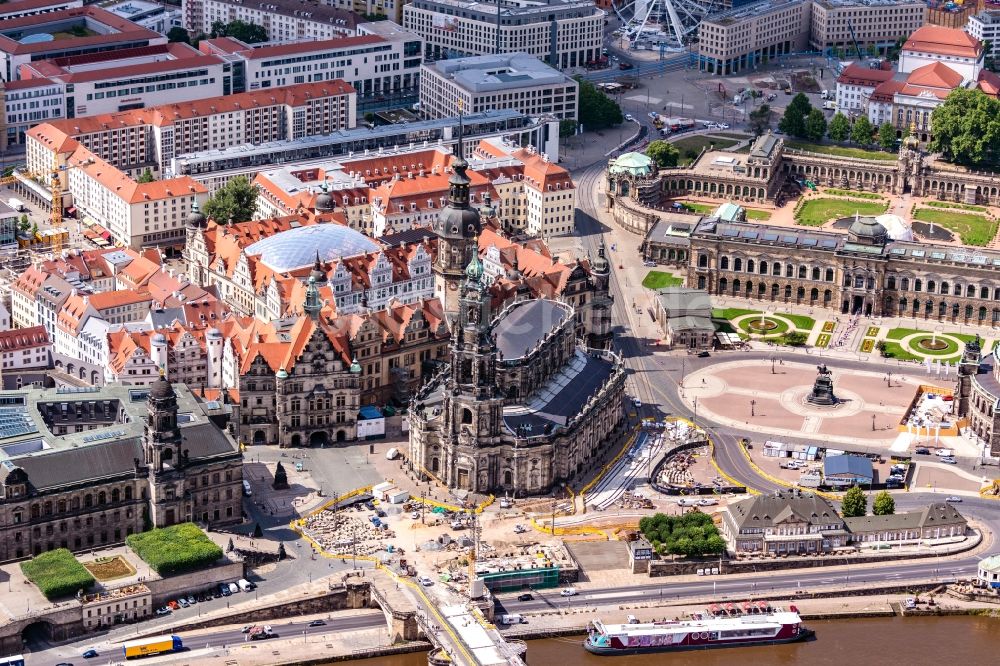 Dresden von oben - Kirchengebäude Katholische Hofkirche in Dresden im Bundesland Sachsen, Deutschland