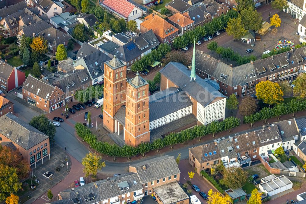 Uedem von oben - Kirchengebäude Katholische Kirche St. Laurentius in der Innenstadt in Uedem im Bundesland Nordrhein-Westfalen, Deutschland