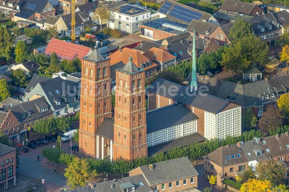 Luftbild Uedem - Kirchengebäude Katholische Kirche St. Laurentius in der Innenstadt in Uedem im Bundesland Nordrhein-Westfalen, Deutschland