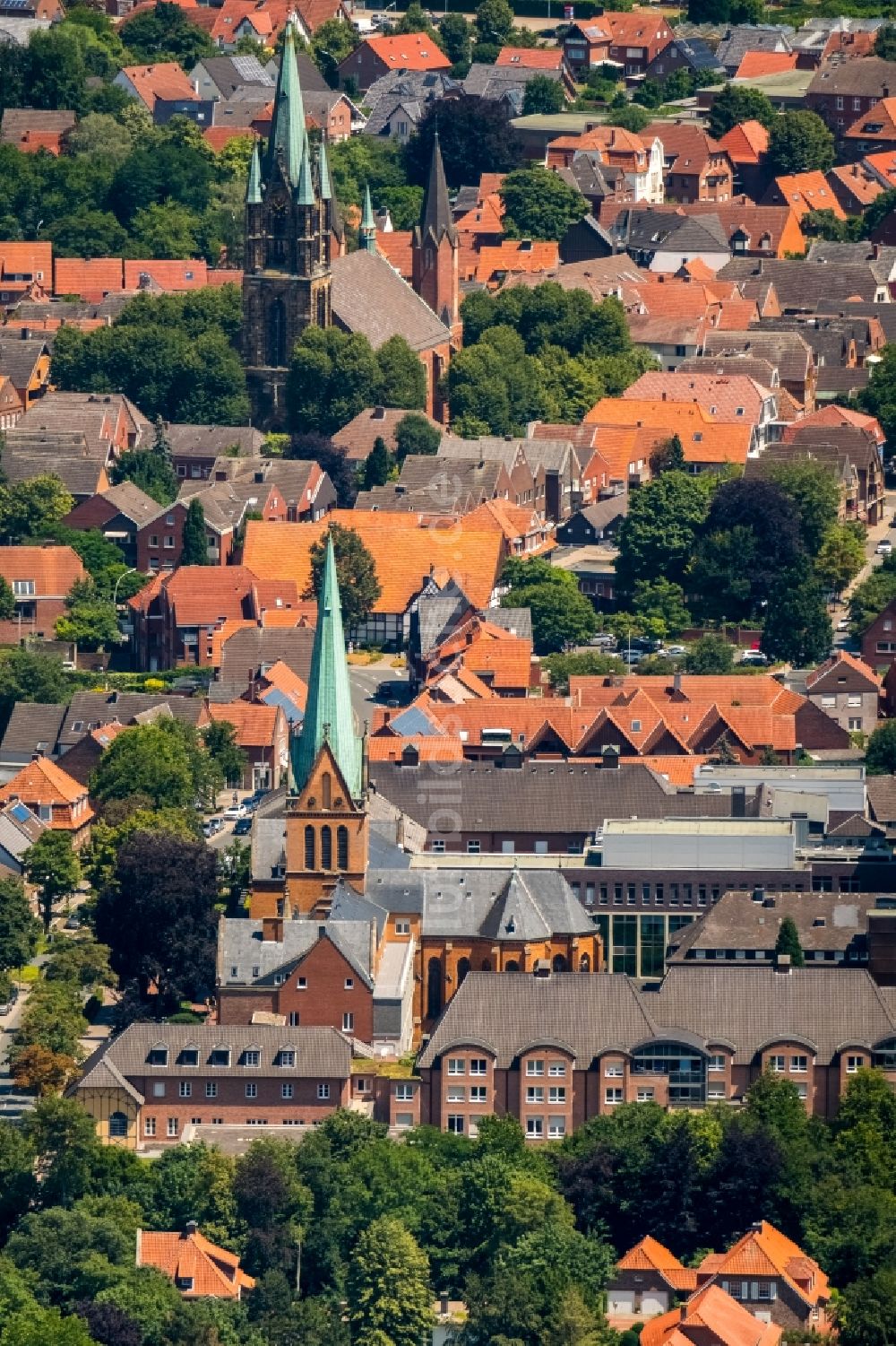 Sendenhorst aus der Vogelperspektive: Kirchengebäude der Katholische Kirche St. Martin an der Kirchstraße in Sendenhorst im Bundesland Nordrhein-Westfalen, Deutschland