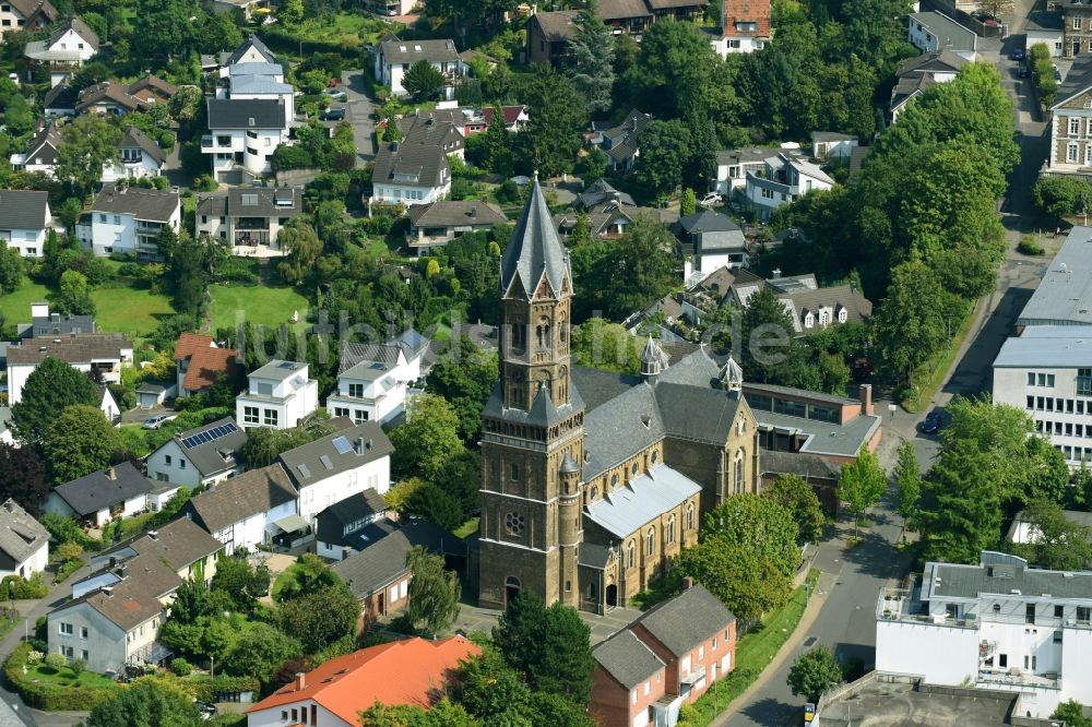 Luftaufnahme Bergisch Gladbach - Kirchengebäude der Katholische Kirche St Nikolaus an der Nikolausstraße im Ortsteil Bensberg in Bergisch Gladbach im Bundesland Nordrhein-Westfalen, Deutschland