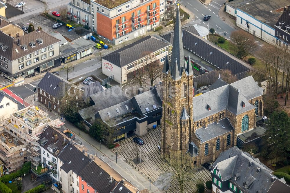 Heiligenhaus von oben - Kirchengebäude der Katholische Kirche St. Suitbertus in der Hauptstraße in Heiligenhaus im Bundesland Nordrhein-Westfalen, Deutschland