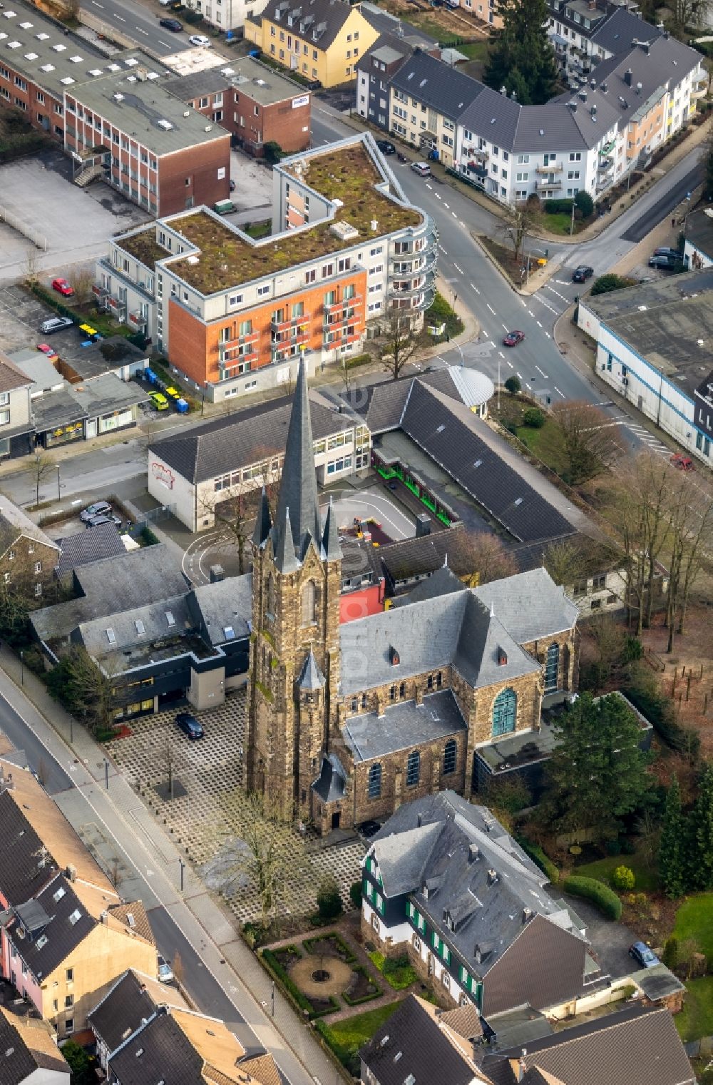 Heiligenhaus aus der Vogelperspektive: Kirchengebäude der Katholische Kirche St. Suitbertus in der Hauptstraße in Heiligenhaus im Bundesland Nordrhein-Westfalen, Deutschland