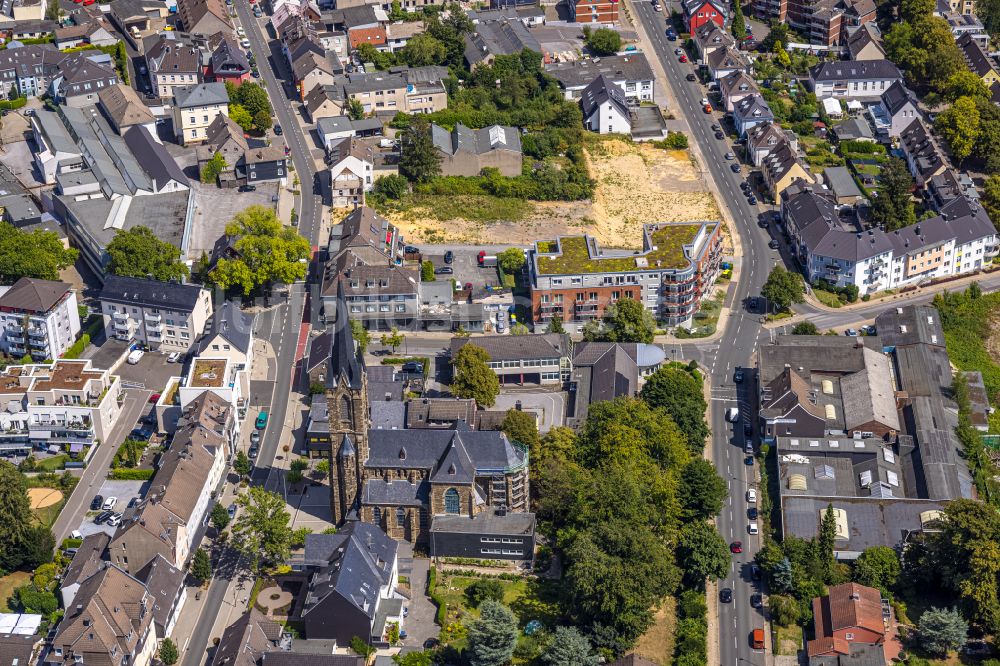 Heiligenhaus aus der Vogelperspektive: Kirchengebäude der Katholische Kirche St. Suitbertus in Heiligenhaus im Bundesland Nordrhein-Westfalen, Deutschland