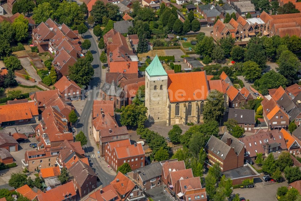 Everswinkel aus der Vogelperspektive: Kirchengebäude der Katholische Pfarrkiche St. Magnus in Everswinkel im Bundesland Nordrhein-Westfalen, Deutschland