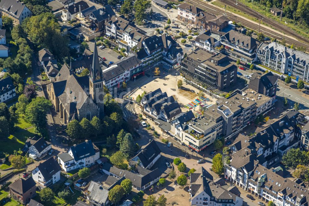 Altenhundem von oben - Kirchengebäude Katholische Pfarrkirche St. Agatha in Altenhundem im Bundesland Nordrhein-Westfalen, Deutschland