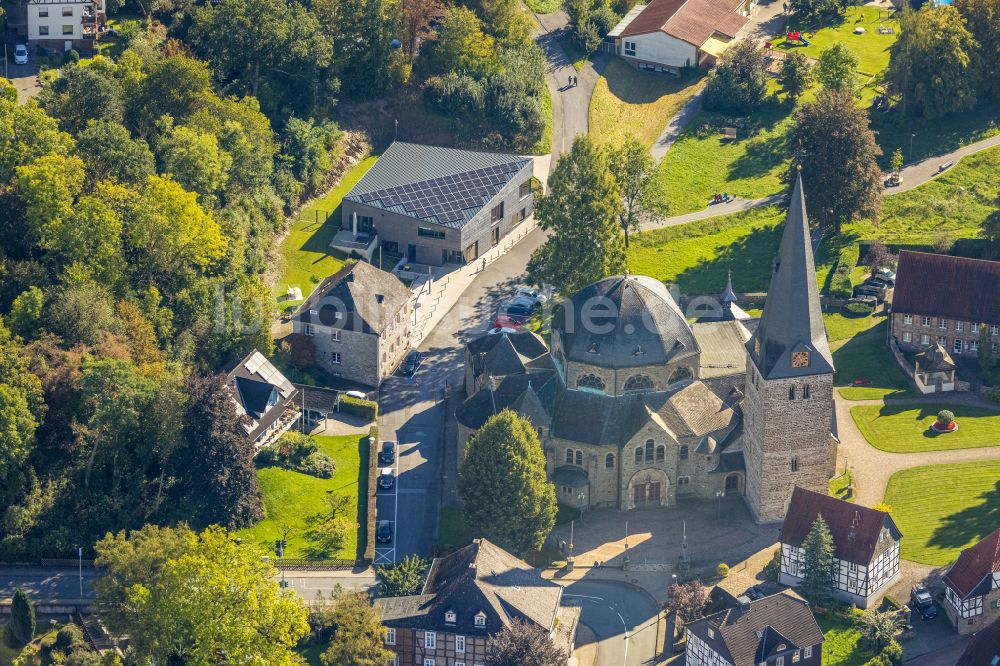 Balve aus der Vogelperspektive: Kirchengebäude der Katholische Pfarrkirche St. Blasius in Balve im Bundesland Nordrhein-Westfalen, Deutschland