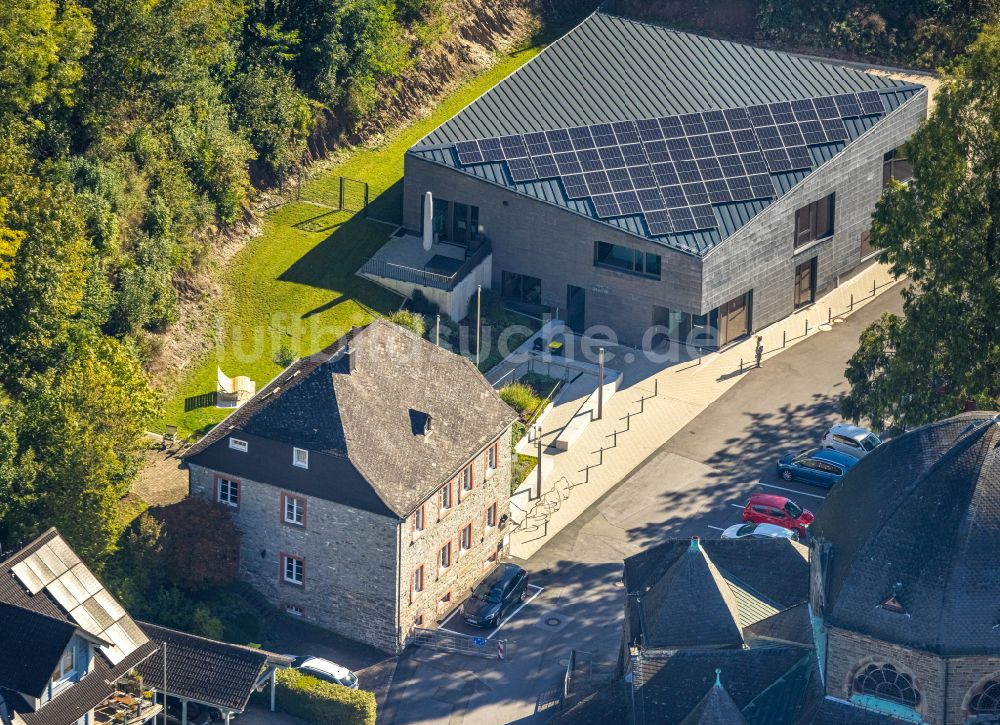 Balve von oben - Kirchengebäude der Katholische Pfarrkirche St. Blasius in Balve im Bundesland Nordrhein-Westfalen, Deutschland