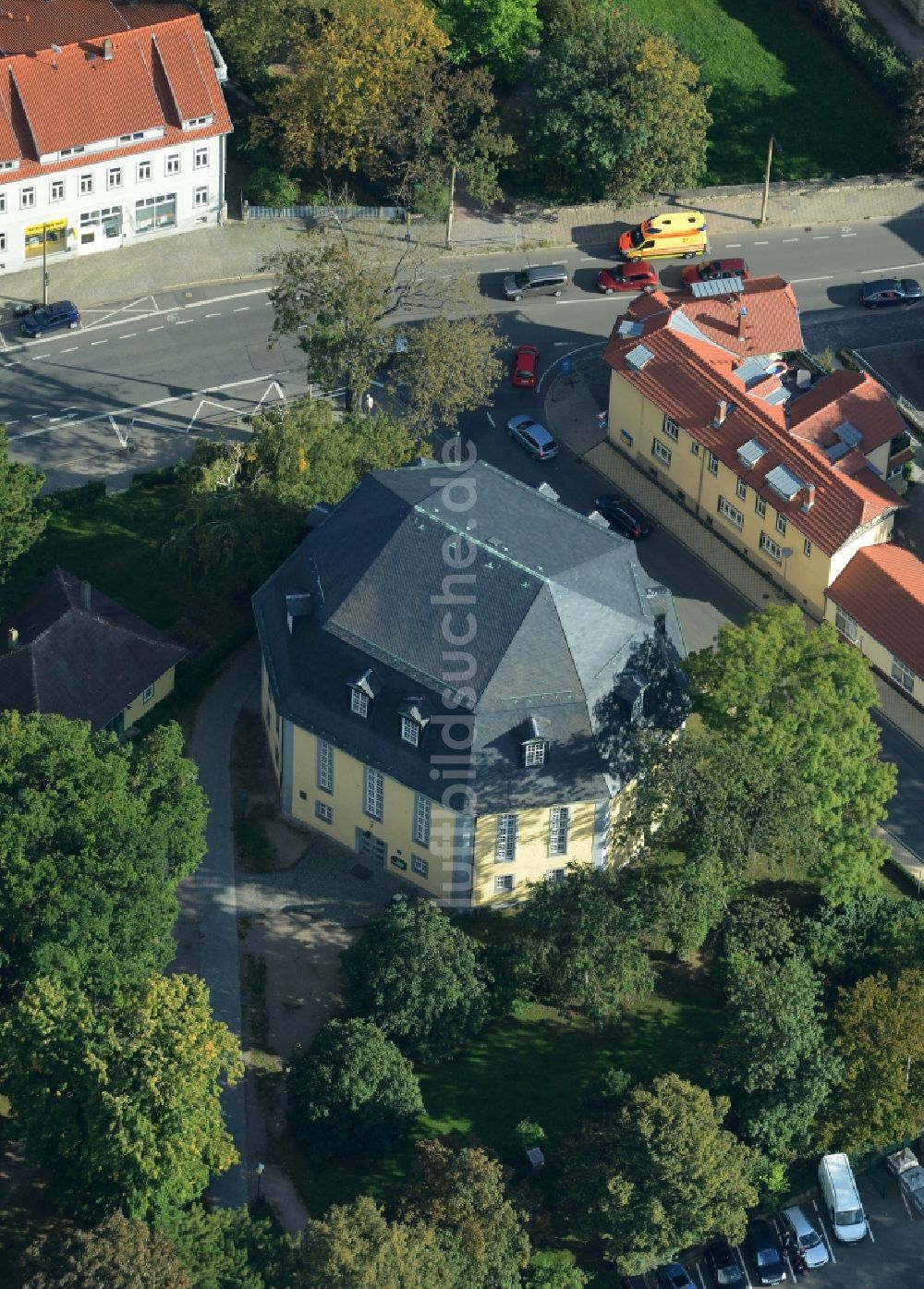 Arnstadt von oben - Kirchengebäude der Katholische Pfarrkirche Christi Himmelfahrt (ehemalige Gottesackerkirche) an der Krappgartenstraße in Arnstadt im Bundesland Thüringen