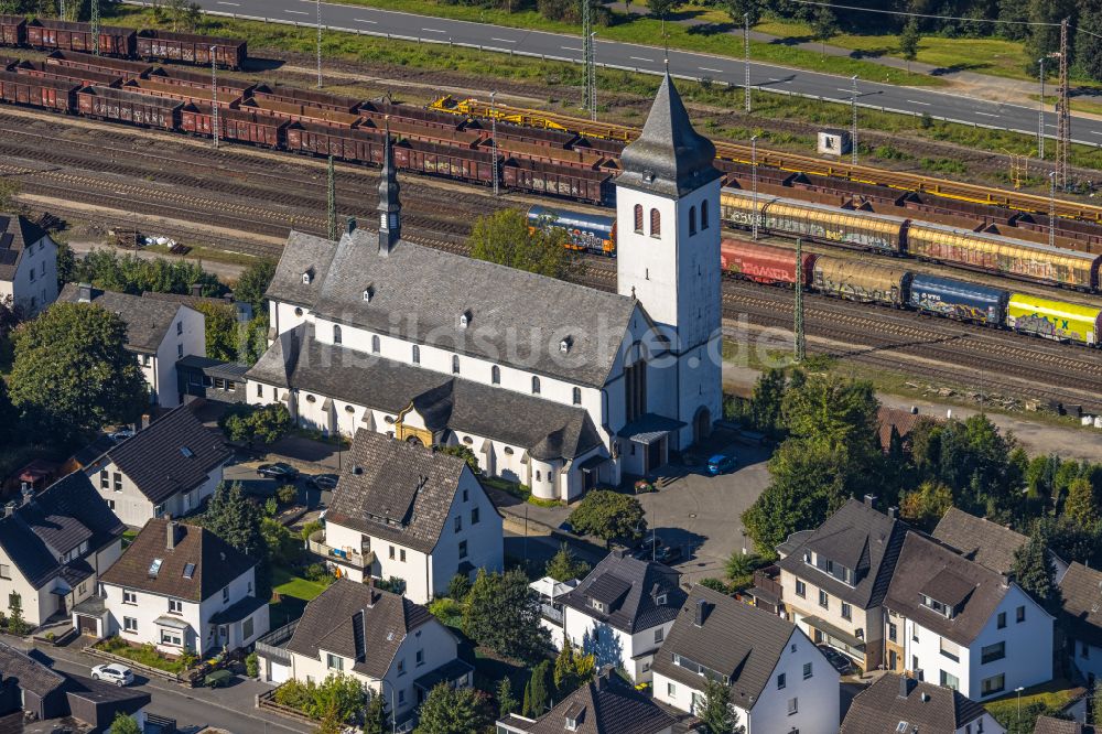Finnentrop von oben - Kirchengebäude Katholische Pfarrkirche St. Johannes Nepomuk in Finnentrop im Bundesland Nordrhein-Westfalen, Deutschland