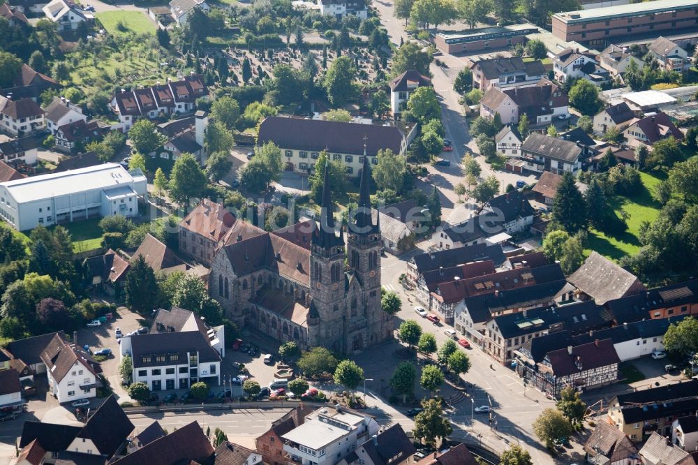 Luftbild Ottersweier - Kirchengebäude der Katholische Pfarrkirche St. Johannes in Ottersweier im Bundesland Baden-Württemberg, Deutschland