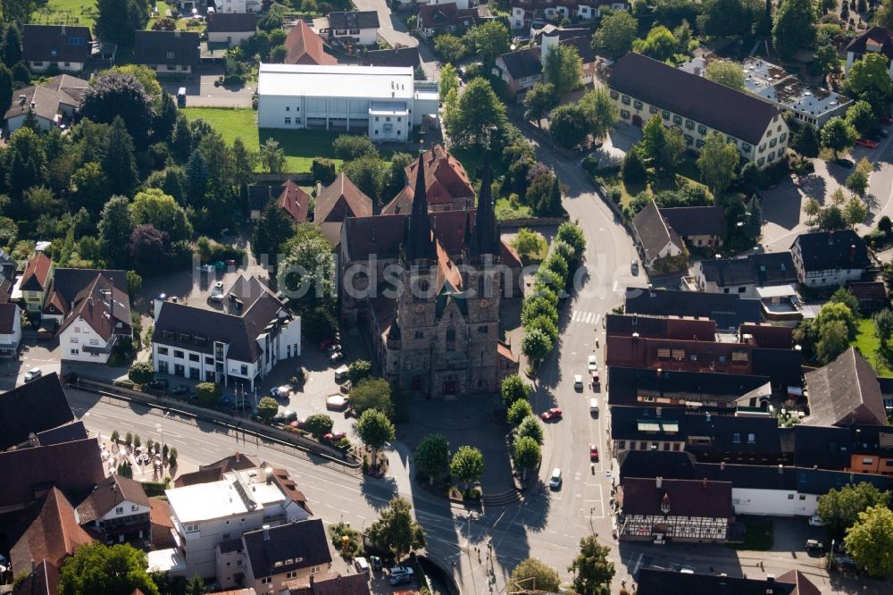 Luftaufnahme Ottersweier - Kirchengebäude der Katholische Pfarrkirche St. Johannes in Ottersweier im Bundesland Baden-Württemberg, Deutschland