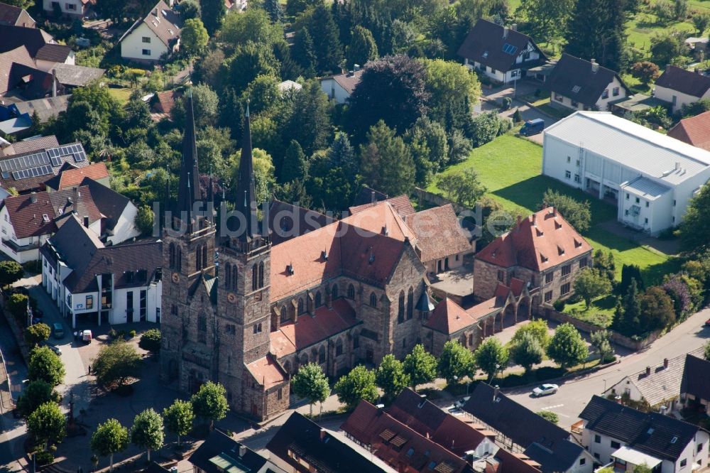 Ottersweier von oben - Kirchengebäude der Katholische Pfarrkirche St. Johannes in Ottersweier im Bundesland Baden-Württemberg, Deutschland