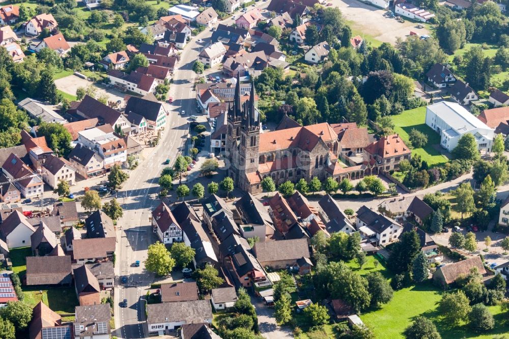 Ottersweier aus der Vogelperspektive: Kirchengebäude der Katholische Pfarrkirche St. Johannes in Ottersweier im Bundesland Baden-Württemberg, Deutschland