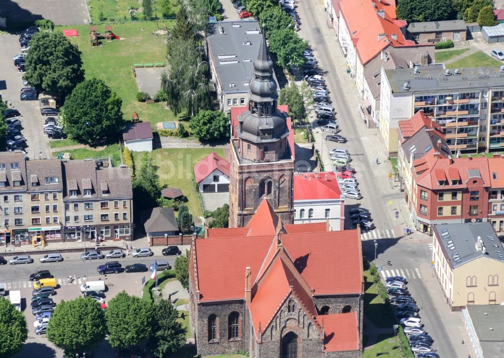 Gryfino von oben - Kirchengebäude der katholische Pfarrkirche Mariä Geburt in Gryfino in Westpommern, Polen