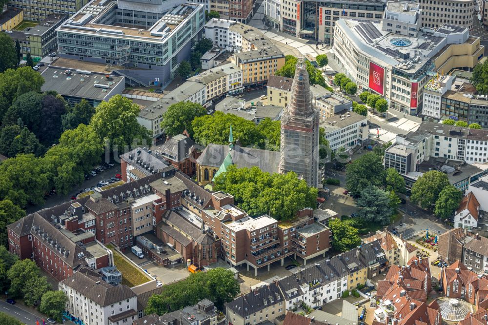 Luftaufnahme Bochum - Kirchengebäude Katholische Propsteikirche St. Peter und Paul im Ortsteil Innenstadt in Bochum im Bundesland Nordrhein-Westfalen, Deutschland