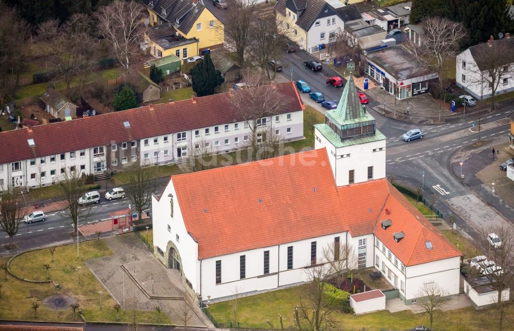 Gladbeck aus der Vogelperspektive: Kirchengebäude der Katholischen Christ König Kirche in Gladbeck im Bundesland Nordrhein-Westfalen