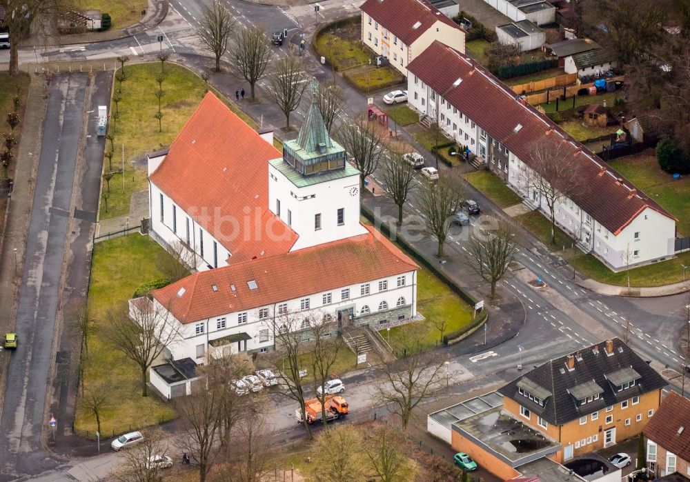 Luftaufnahme Gladbeck - Kirchengebäude der Katholischen Christ König Kirche in Gladbeck im Bundesland Nordrhein-Westfalen