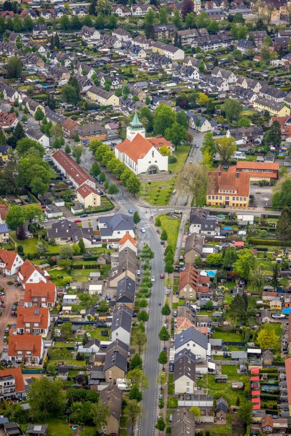 Gladbeck von oben - Kirchengebäude der Katholischen Christ König Kirche in Gladbeck im Bundesland Nordrhein-Westfalen