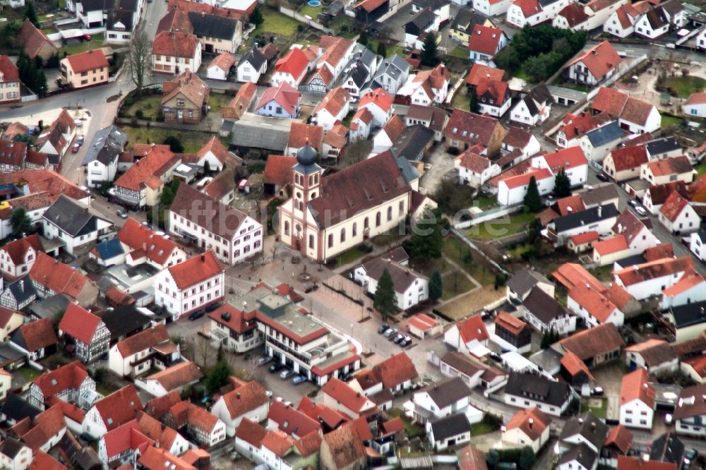 Hagenbach von oben - Kirchengebäude der katholischen Gemeinde in Hagenbach im Bundesland Rheinland-Pfalz