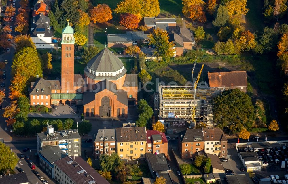 Gladbeck aus der Vogelperspektive: Kirchengebäude der katholischen Heilig-Kreuz-Kirche im herbstlichen Gladbeck im Bundesland Nordrhein-Westfalen