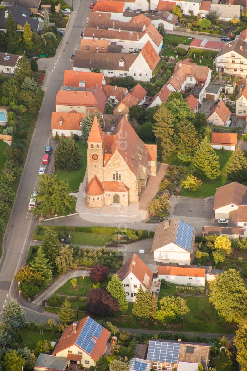 Luftbild Insheim - Kirchengebäude der katholischen Kirche im Dorfkern in Insheim im Bundesland Rheinland-Pfalz, Deutschland