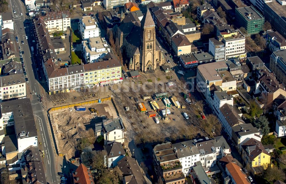 Oberhausen von oben - Kirchengebäude der Katholischen Kirche Herz Jesu im Altstadt- Zentrum in Oberhausen im Bundesland Nordrhein-Westfalen