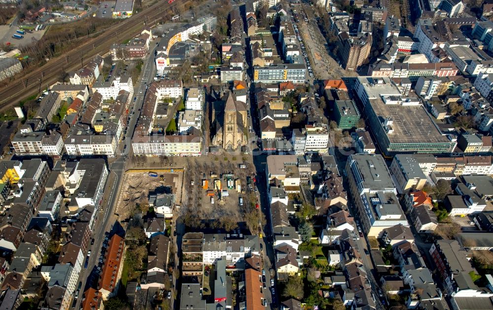 Oberhausen von oben - Kirchengebäude der Katholischen Kirche Herz Jesu im Altstadt- Zentrum in Oberhausen im Bundesland Nordrhein-Westfalen