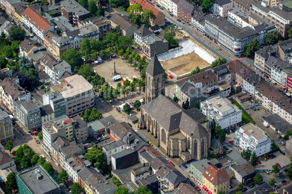 Oberhausen aus der Vogelperspektive: Kirchengebäude der Katholischen Kirche Herz Jesu im Altstadt- Zentrum in Oberhausen im Bundesland Nordrhein-Westfalen