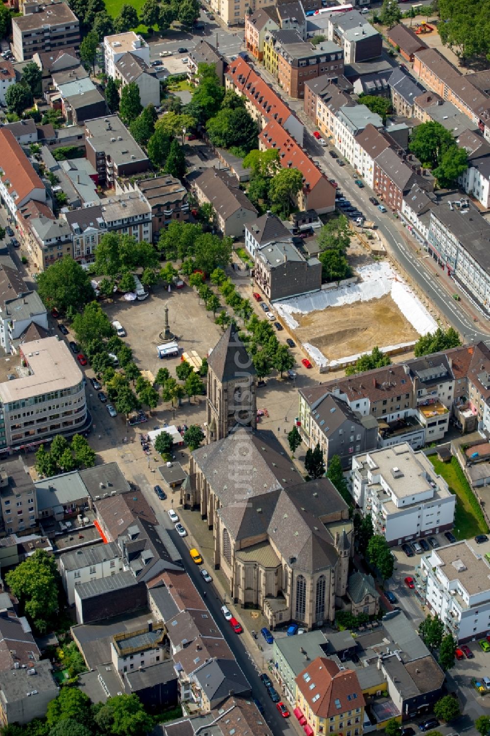 Luftbild Oberhausen - Kirchengebäude der Katholischen Kirche Herz Jesu im Altstadt- Zentrum in Oberhausen im Bundesland Nordrhein-Westfalen