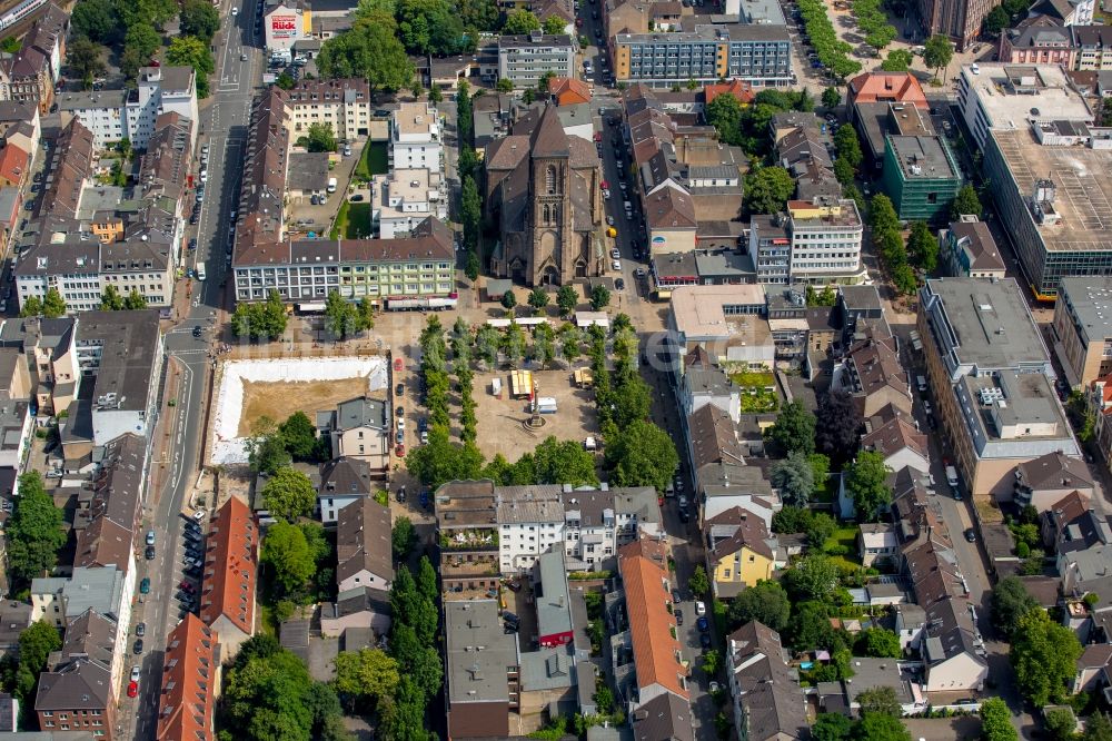 Oberhausen aus der Vogelperspektive: Kirchengebäude der Katholischen Kirche Herz Jesu im Altstadt- Zentrum in Oberhausen im Bundesland Nordrhein-Westfalen