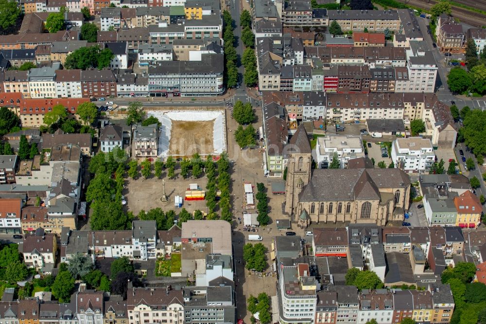Luftbild Oberhausen - Kirchengebäude der Katholischen Kirche Herz Jesu im Altstadt- Zentrum in Oberhausen im Bundesland Nordrhein-Westfalen