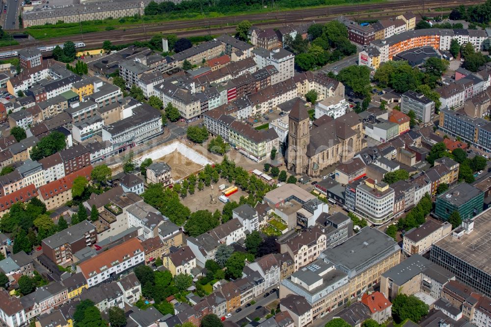 Luftaufnahme Oberhausen - Kirchengebäude der Katholischen Kirche Herz Jesu im Altstadt- Zentrum in Oberhausen im Bundesland Nordrhein-Westfalen