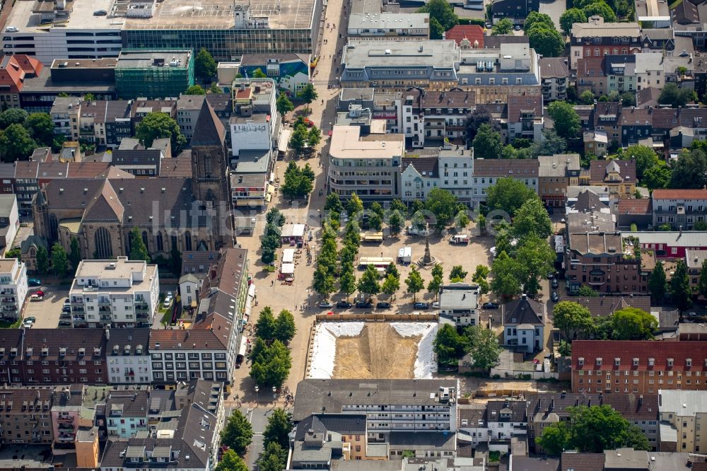 Luftbild Oberhausen - Kirchengebäude der Katholischen Kirche Herz Jesu im Altstadt- Zentrum in Oberhausen im Bundesland Nordrhein-Westfalen