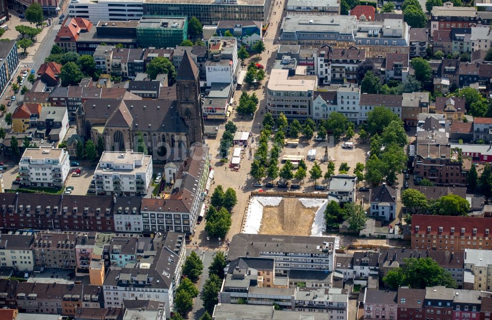 Luftaufnahme Oberhausen - Kirchengebäude der Katholischen Kirche Herz Jesu im Altstadt- Zentrum in Oberhausen im Bundesland Nordrhein-Westfalen