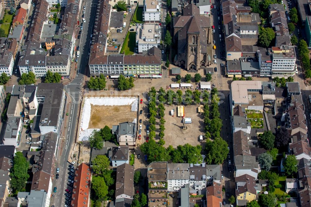 Oberhausen aus der Vogelperspektive: Kirchengebäude der Katholischen Kirche Herz Jesu im Altstadt- Zentrum in Oberhausen im Bundesland Nordrhein-Westfalen