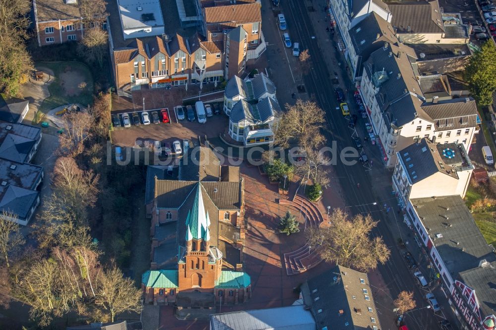 Bochum von oben - Kirchengebäude der katholischen Kirche Liebfrauen im Ortsteil Linden in Bochum im Bundesland Nordrhein-Westfalen