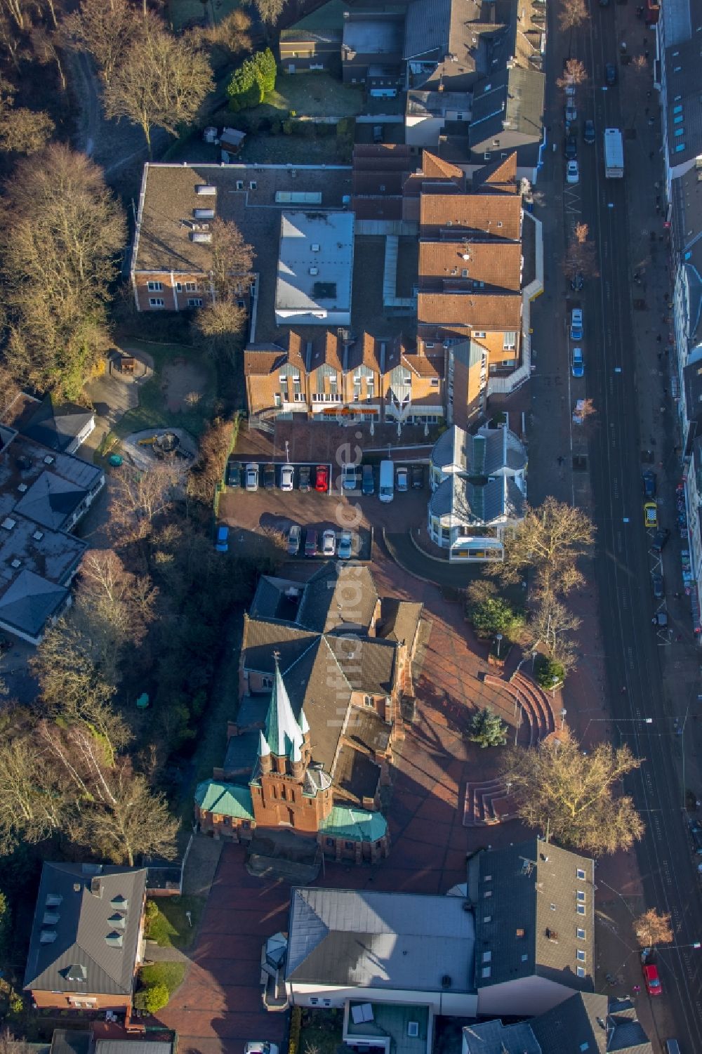 Bochum aus der Vogelperspektive: Kirchengebäude der katholischen Kirche Liebfrauen im Ortsteil Linden in Bochum im Bundesland Nordrhein-Westfalen