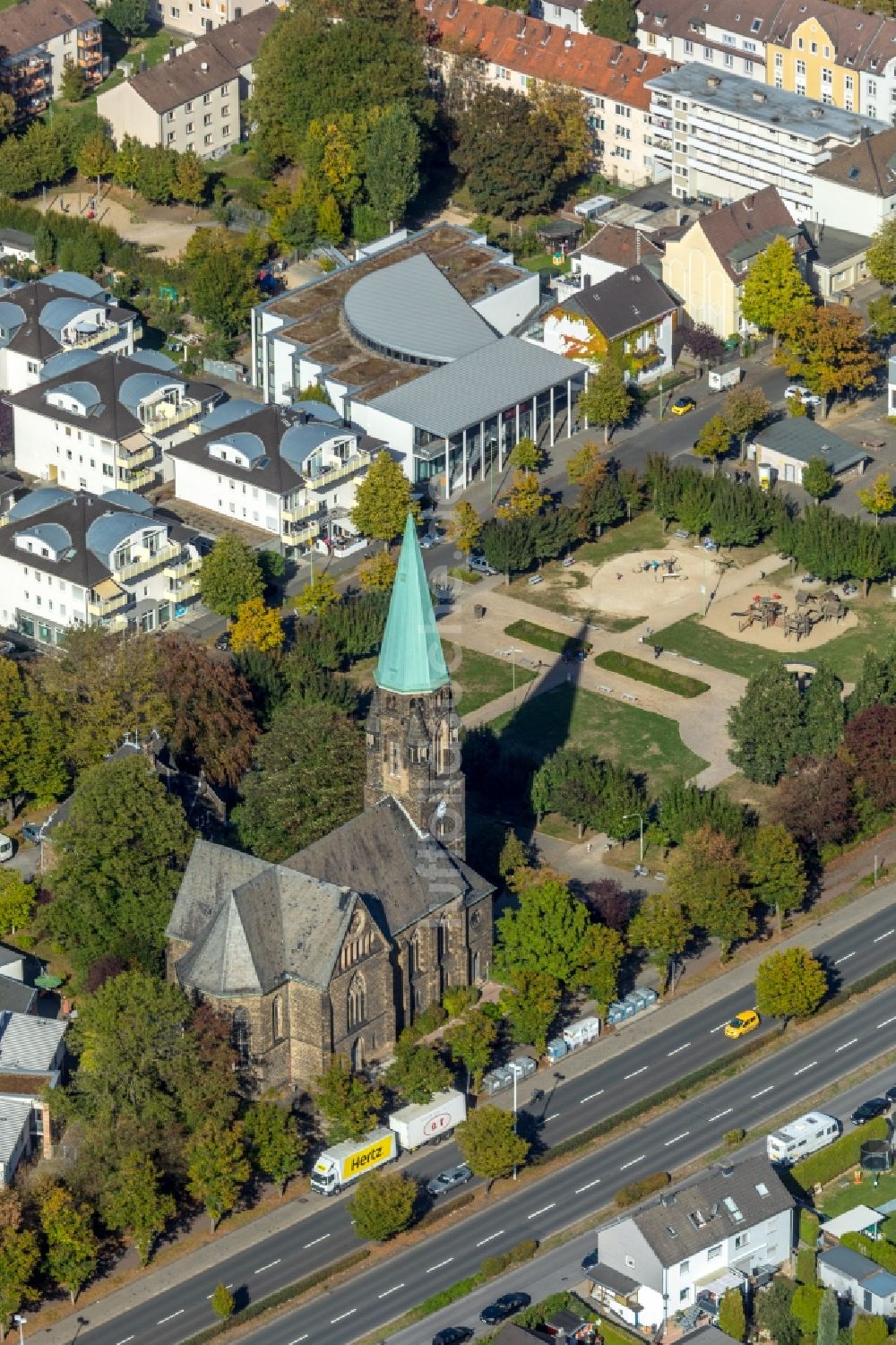 Hagen von oben - Kirchengebäude der katholischen Kirche Liebfrauenkirche in Hagen im Bundesland Nordrhein-Westfalen, Deutschland