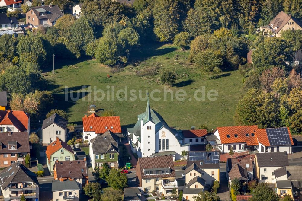 Massen aus der Vogelperspektive: Kirchengebäude der katholischen Kirche St. Marien in Massen im Bundesland Nordrhein-Westfalen, Deutschland