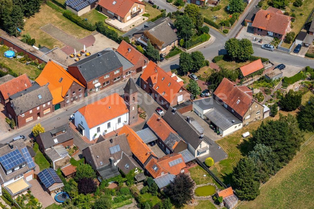 Luftaufnahme Ameke - Kirchengebäude der katholischen Kirche Sankt Georg Ameke in Ameke im Bundesland Nordrhein-Westfalen, Deutschland