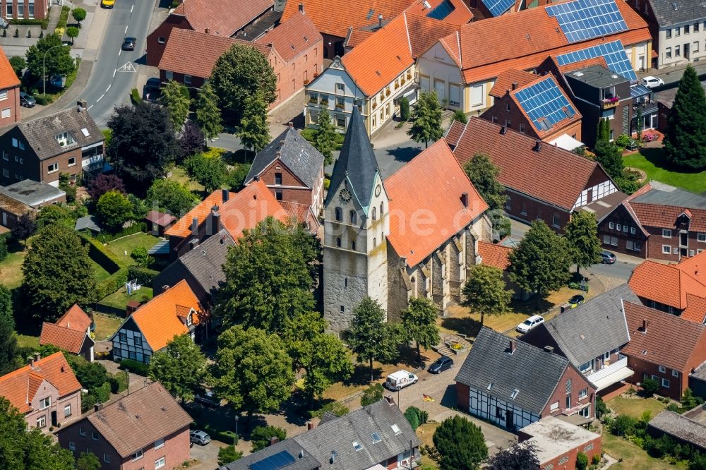 Hoetmar aus der Vogelperspektive: Kirchengebäude der katholischen Kirche Sankt Lambertus in Hoetmar im Bundesland Nordrhein-Westfalen, Deutschland