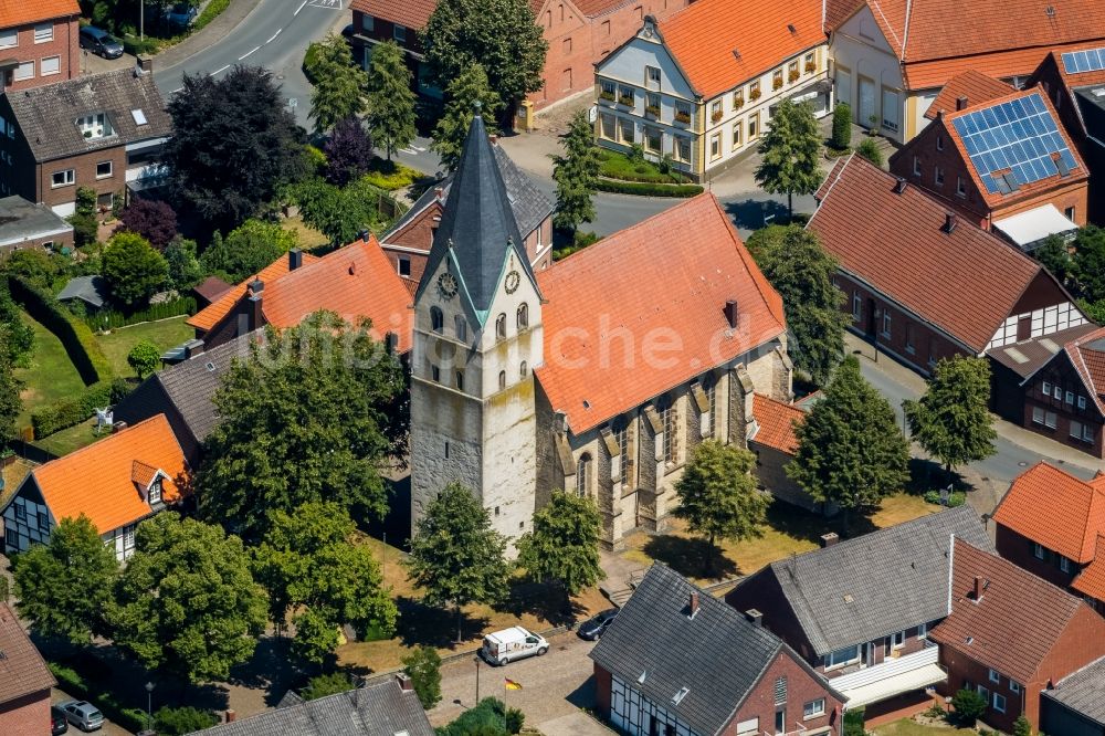 Luftbild Hoetmar - Kirchengebäude der katholischen Kirche Sankt Lambertus in Hoetmar im Bundesland Nordrhein-Westfalen, Deutschland